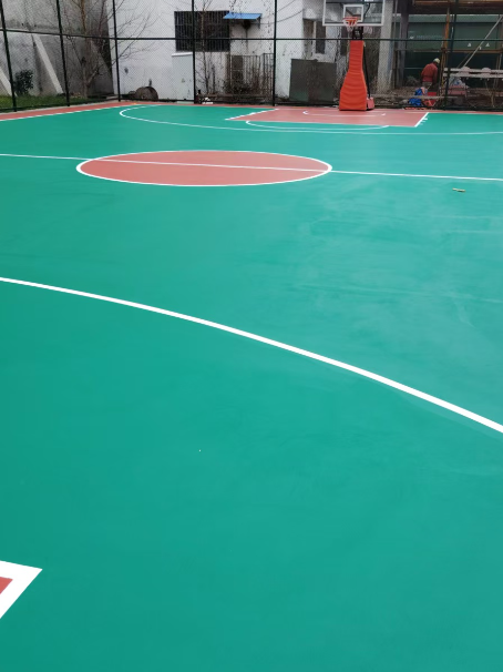 河池 球场长期使用易出现地面开裂